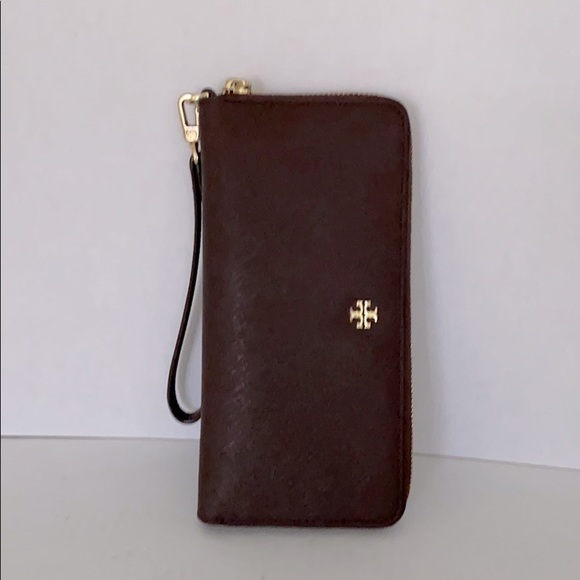 Tory Burch Handbags - Tory Burch Robinson Passport Wallet